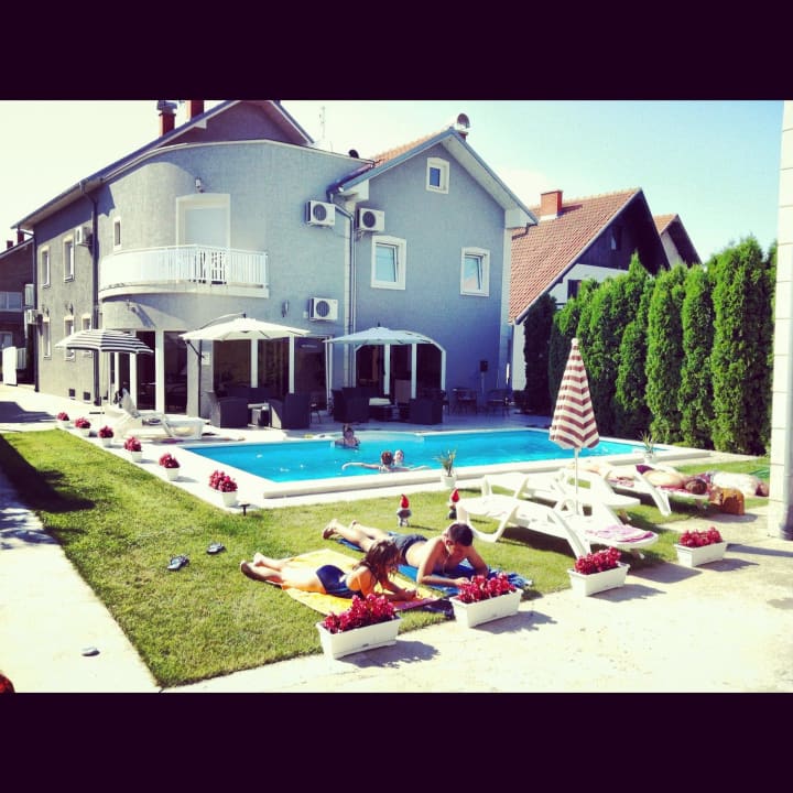 Relax time at Delux Pool Bed & Breakfast Vila DeLux