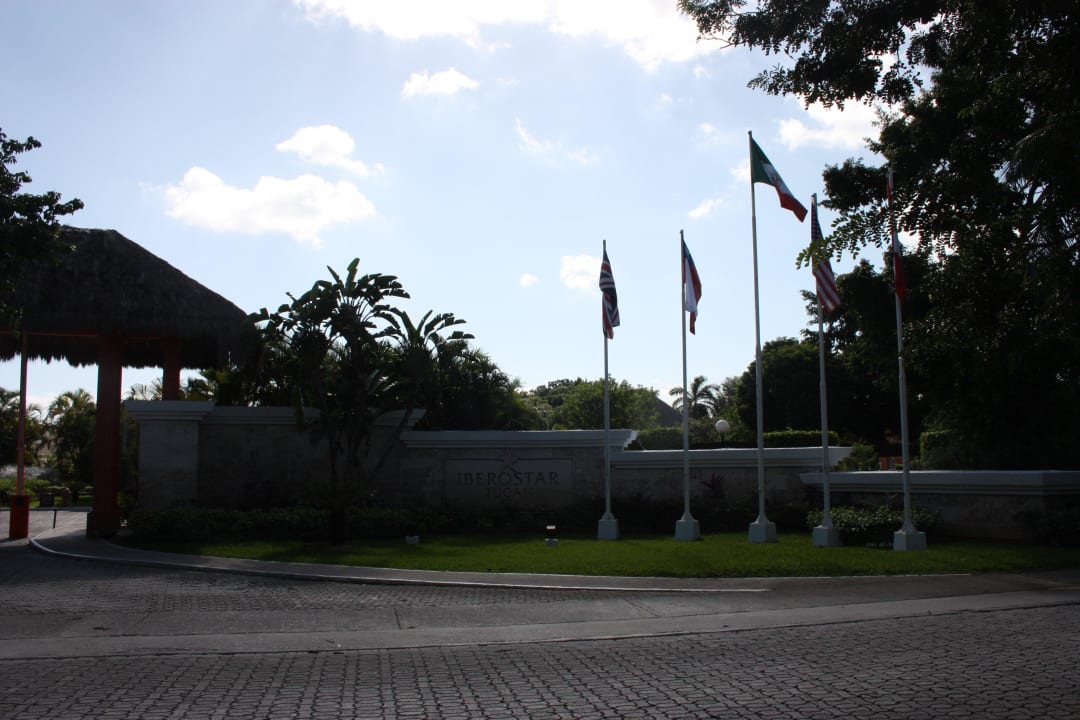 Vor dem Hotel Iberostar Waves Tucan