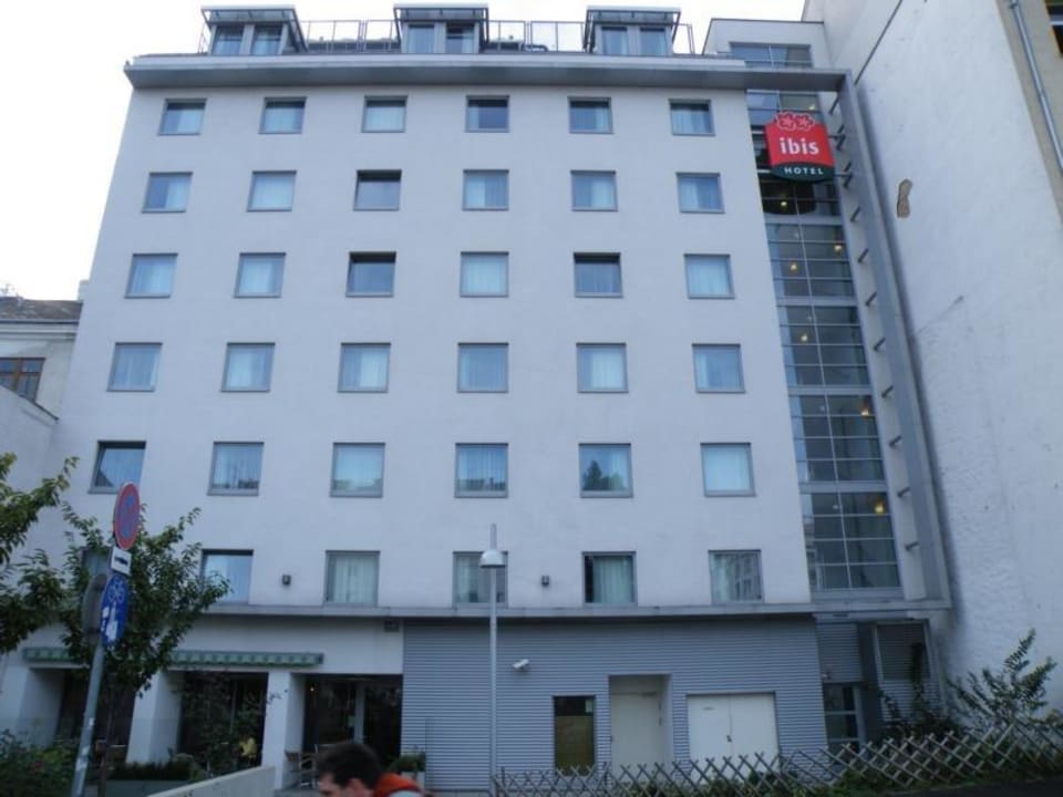Rückansicht des Hotels ibis Wien City
