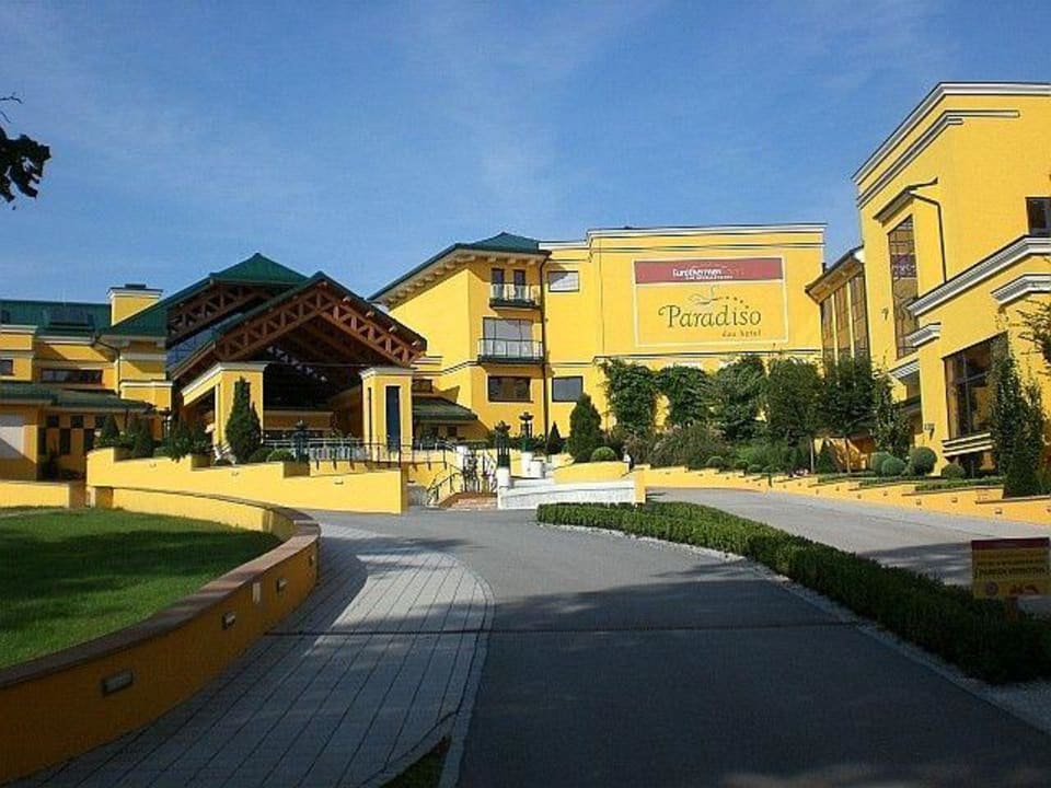 Hotelauffahrt bei Sonne EurothermenResort Bad Schallerbach Paradiso