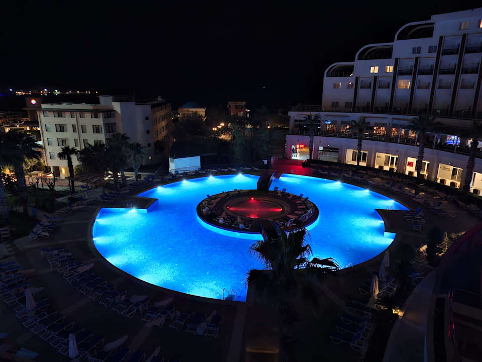 Pool Side Prenses Resort & Spa