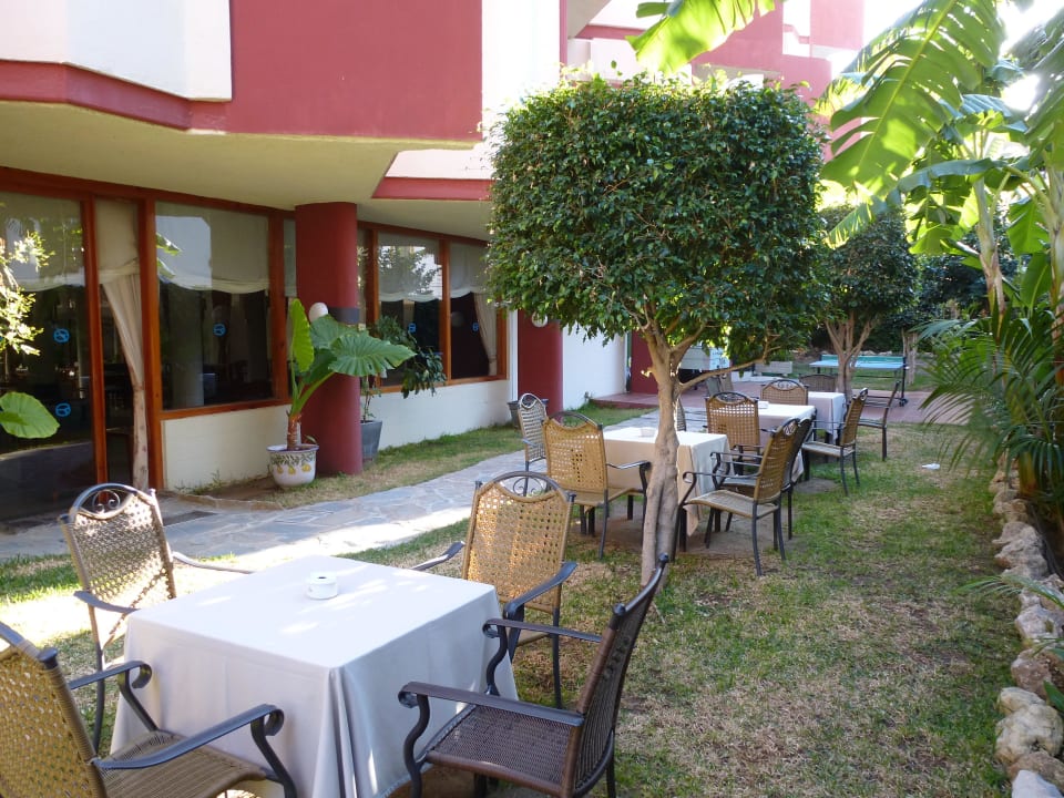 ...ein kleinem Außenbereich im Grünen AluaSun Lago Rojo - Adults Recomended