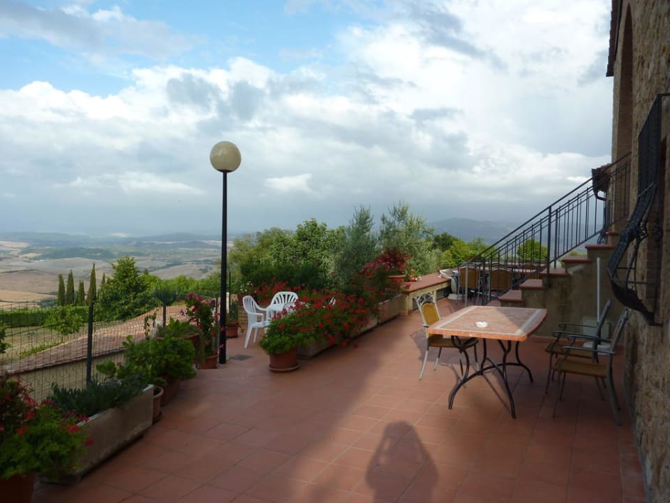 Tische im Garten Villa Rioddi