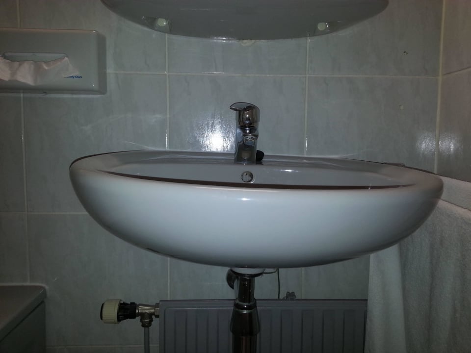 Das Waschbecken, das zusätzlich innen kaputt war Fletcher Hotel-Restaurant Nieuwvliet Bad