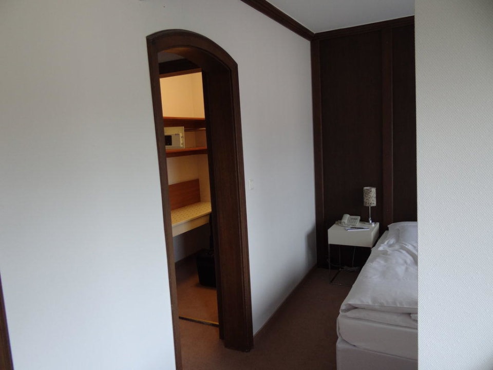 Zimmer 64 - Schlafzimmer und Schrank Hotel Krone Tübingen