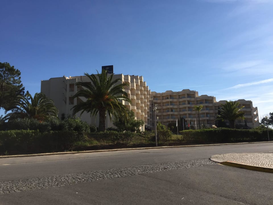 Hotel von der Landseite aus betrachtet PortoBay Falésia