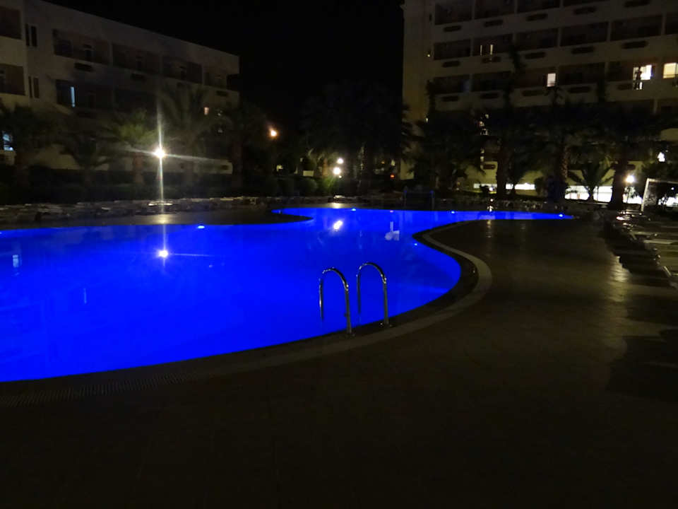 Бассейн ночью Aska Bayview Resort
