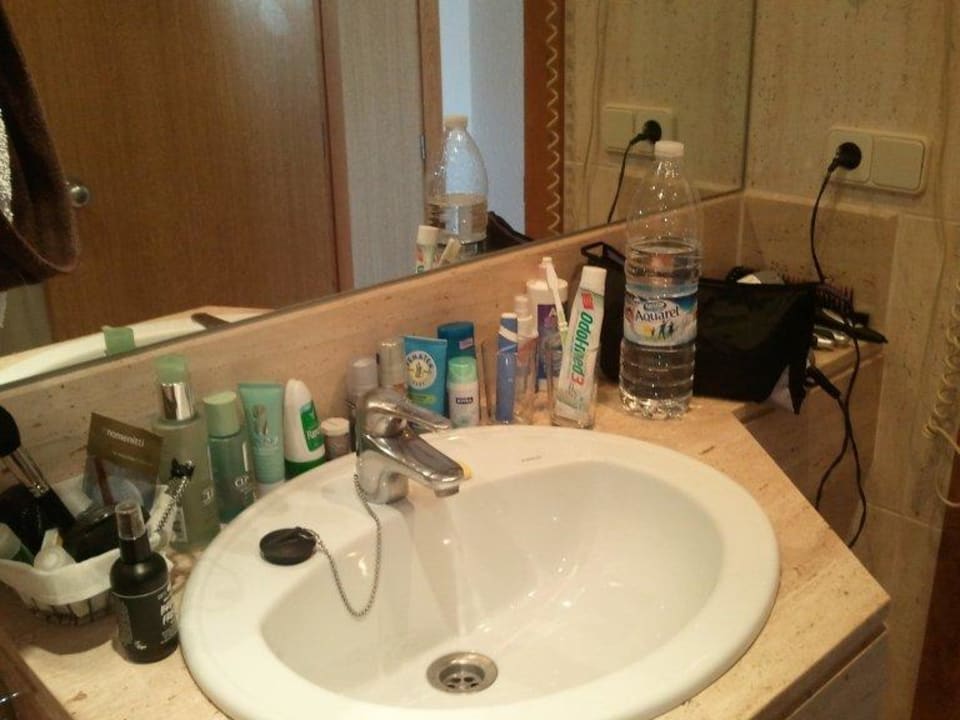 Waschbecken mit großem Spiegel AYA Seahotel - Adults only