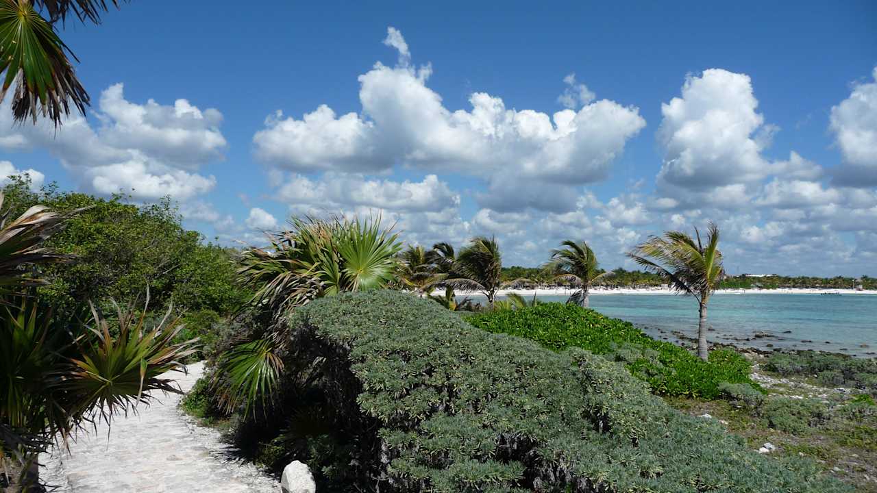 Weg vom Salzwasserpool Richtung White Sands Grand Palladium Kantenah Resort & Spa