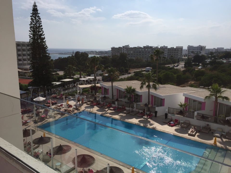 Ausblick Napa Mermaid Hotel & Suites