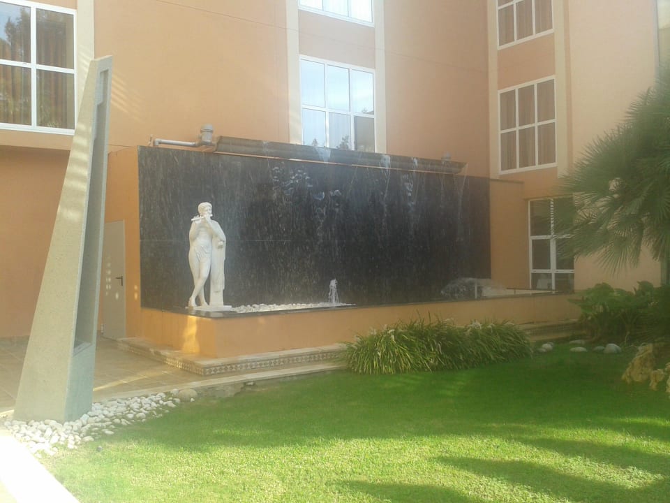 Brunnen im Garten  allsun Hotel Cormoran