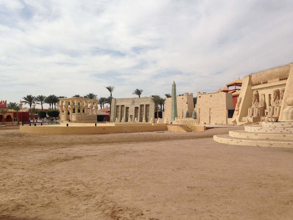 Dort findet die Abendliche Lichtershow statt Pickalbatros Alf Leila Wa Leila Resort - Neverland Hurghada