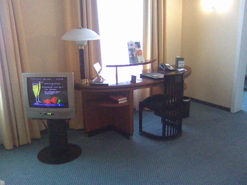 Schreibtisch und Minifernseher Steigenberger Hotel Bad Homburg