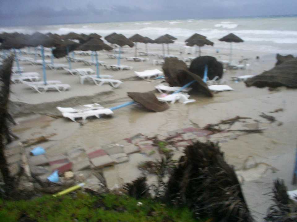 Der Strand nach dem Unwetter Hotel El Mouradi Cap Mahdia