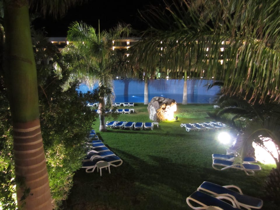 Untere Poolanlage bei Nacht Hotel Costa Calero