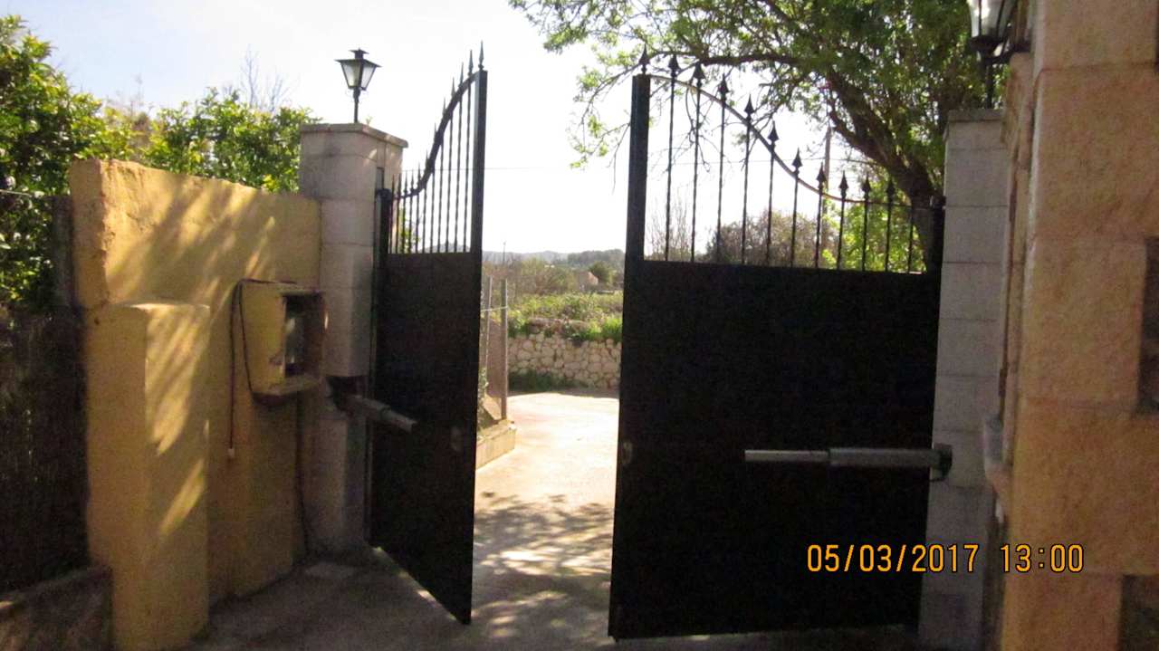 Das Tor schließt automatisch. Finca Cas Pec