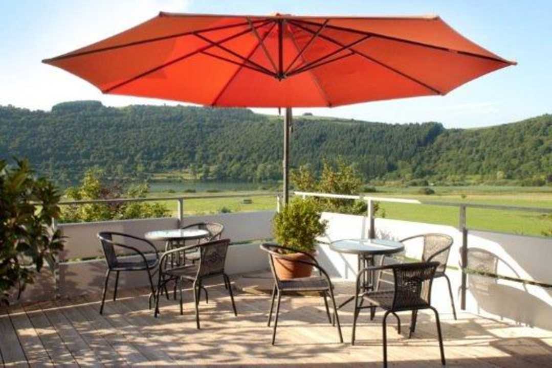 Unsrere Dachterrasse mit Ausblick über das Maar MAARIUM Hotel