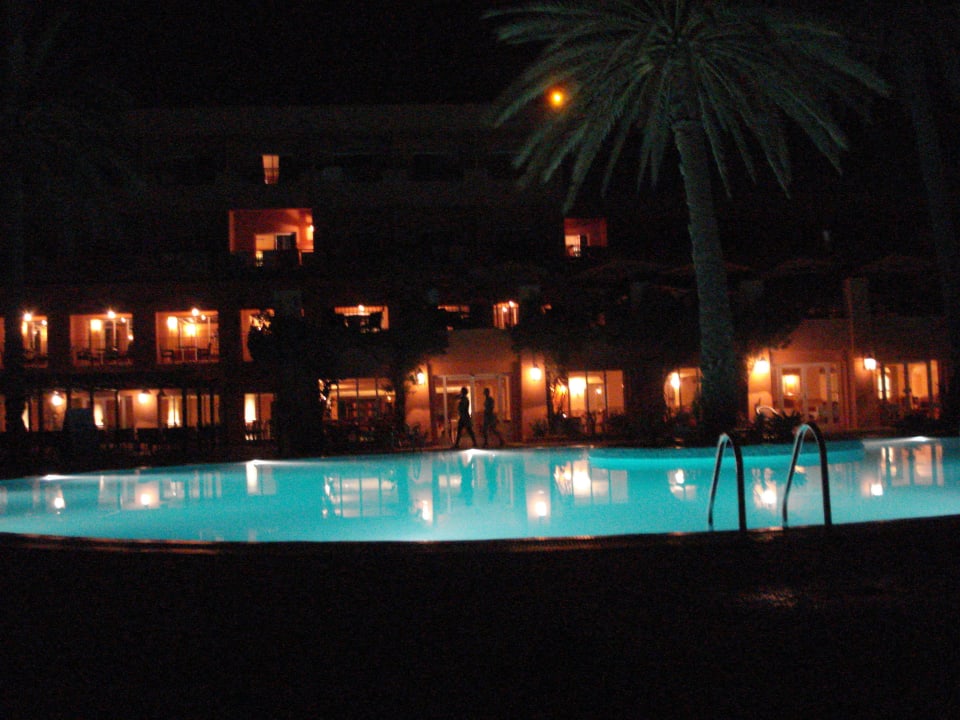 Wenn man vom Pool aufs Hotel schaut El Ksar Resort & Thalasso