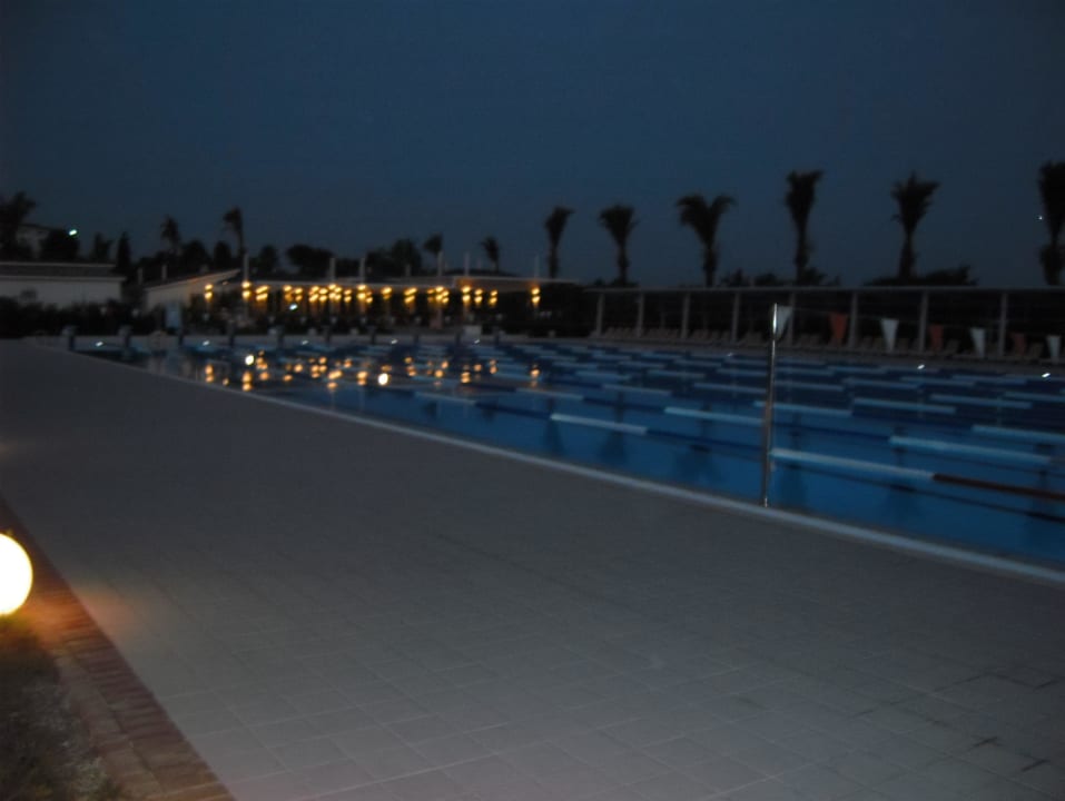 Olympicpool am Abend TUI BLUE Xanthe