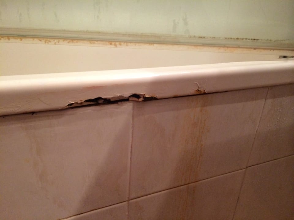 Defekte Fliesen und dreckige Duschwand SBH Hotel Royal Monica