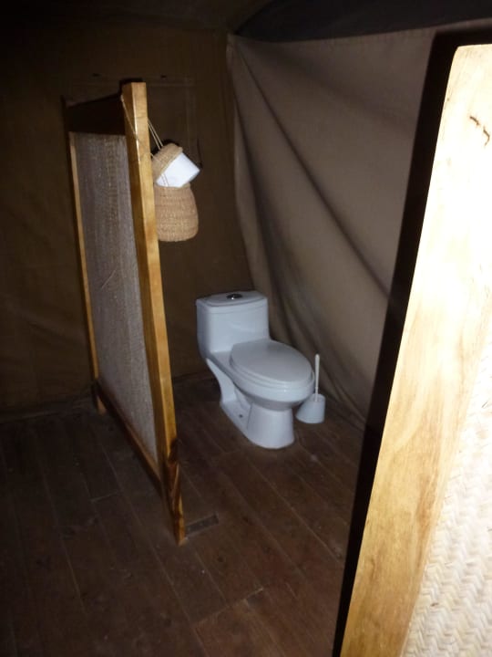 WC auf wankender Holzplanke Crater Forest Tented Camp