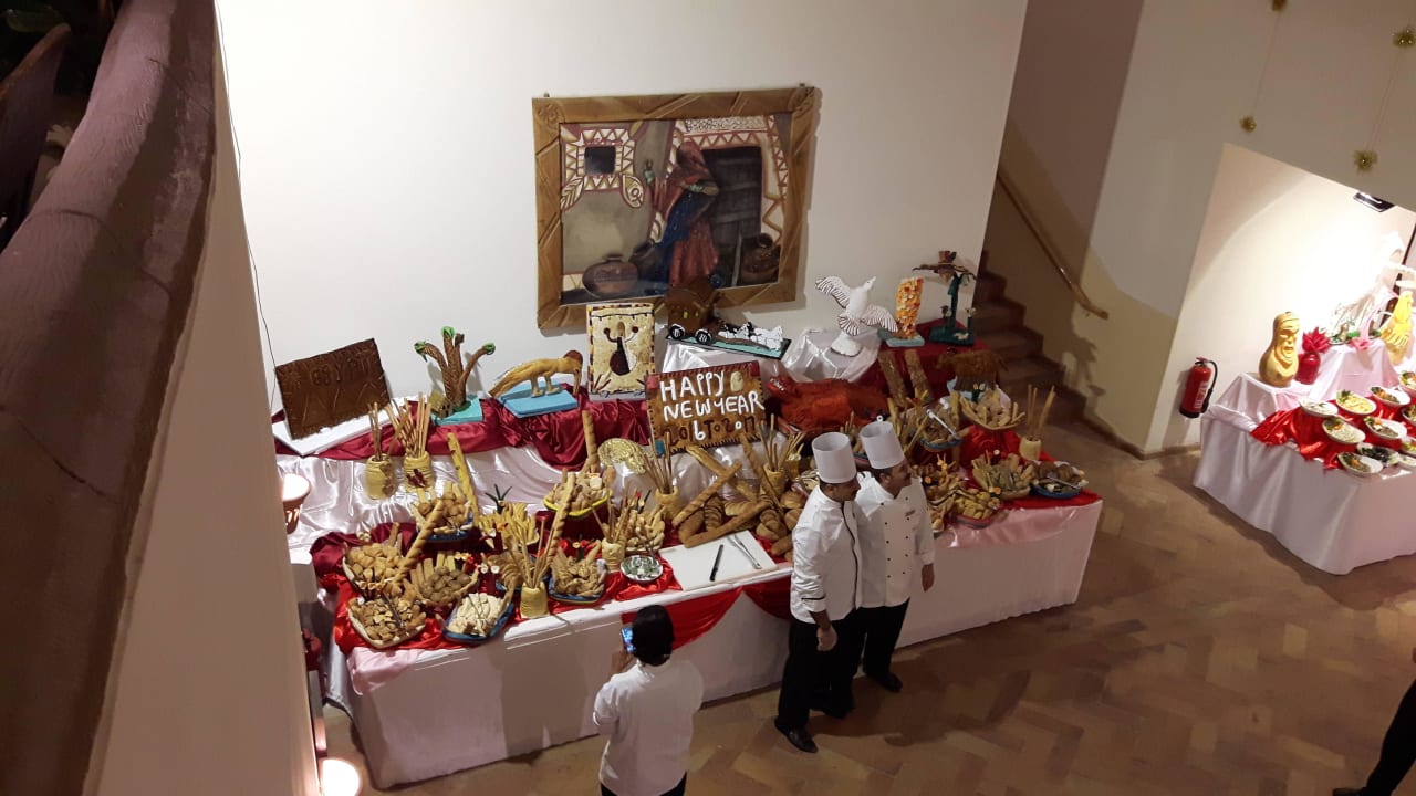 Die Köche geben das Büffetfrei Fort Arabesque Resort, Spa & Villas