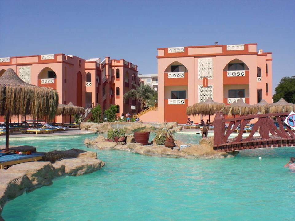 Gebäudekomplexe der Zimmer vom Pool aus Pickalbatros Aqua Park Resort - Hurghada