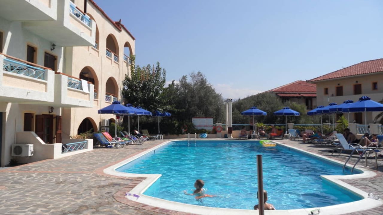 Einer von mehreren Pools Hotel Orpheas Beach