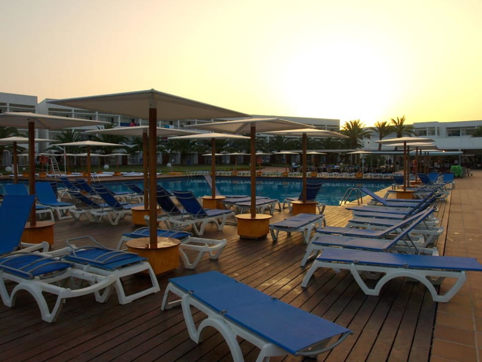 Liegen am Pool nach 20 Uhr Grand Palladium Select Palace Ibiza