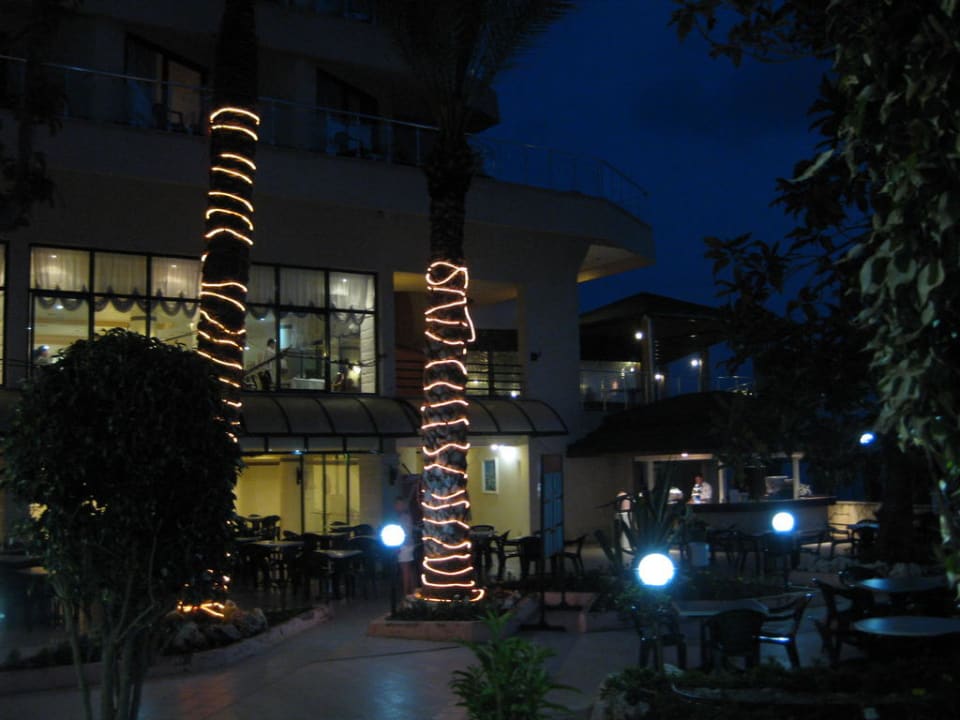Innenhof Aska Hotel Just in Beach