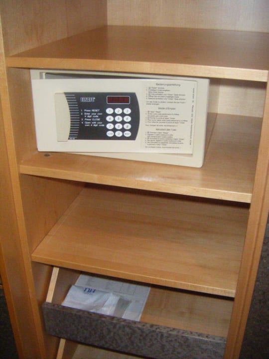 Safe im Kleiderschrank NH Danube City