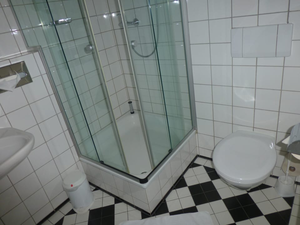Dusche und WC sehr sauber Hotel Sächsischer Hof Meiningen
