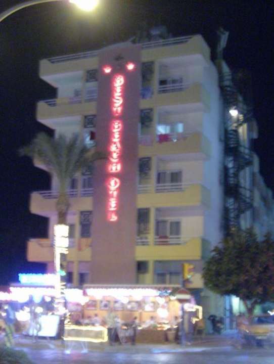 Stadthotel bei Nacht Hotel Best Beach