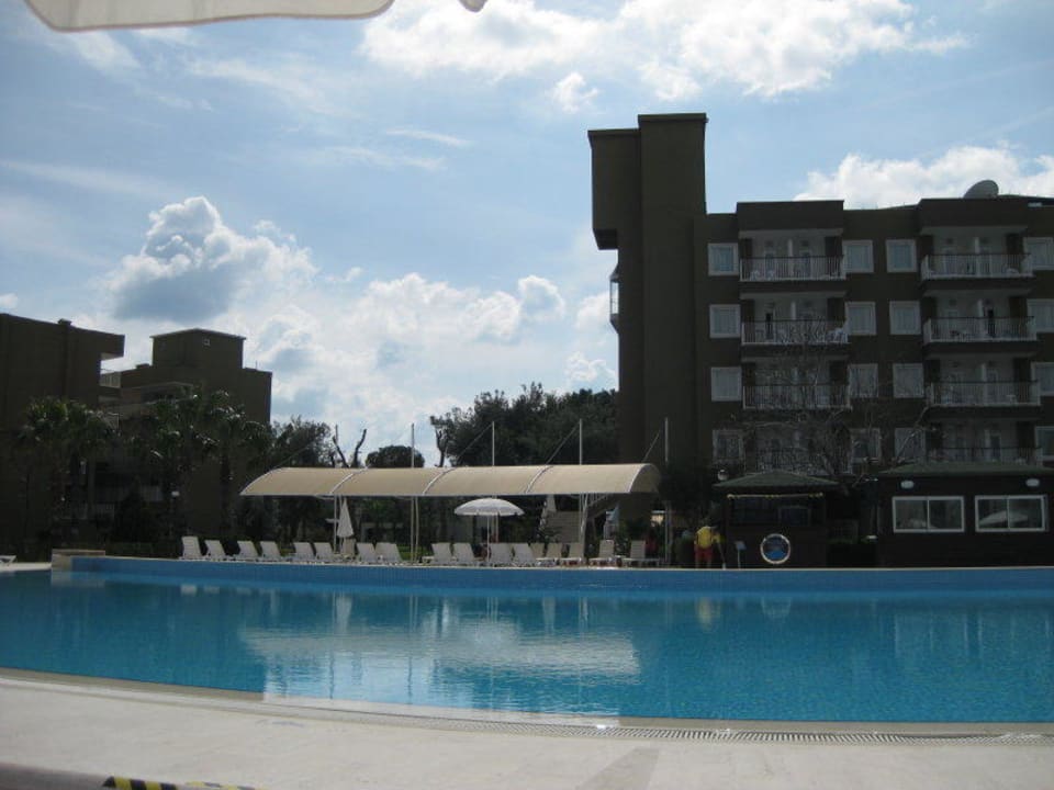 Großer Pool und Gebäude Nr.2 im Hintergrund Marvida Family Eco