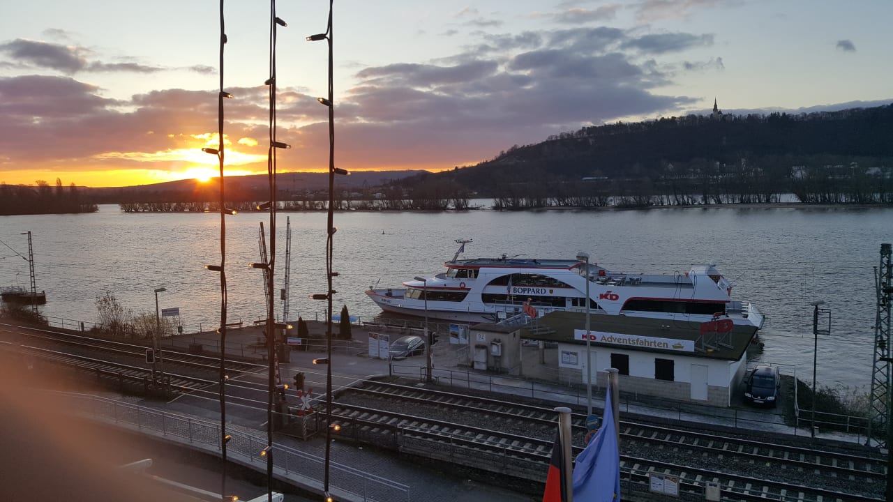 Ausblick vom Zimmer am Morgen mit Sonnenaufgang Parkhotel Rüdesheim