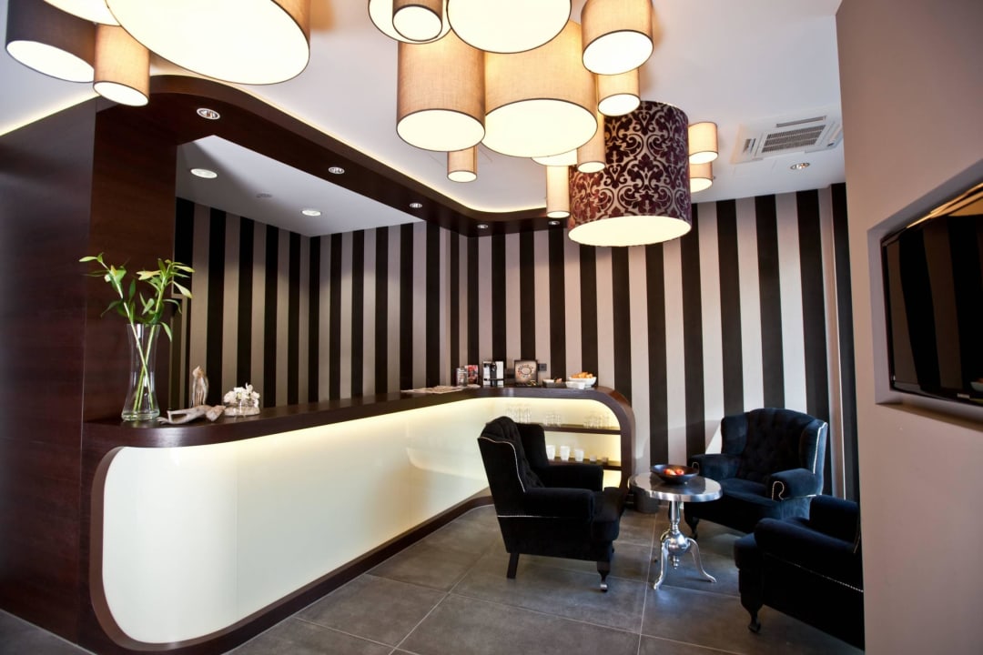 Lobby Goodman's Living Apartments