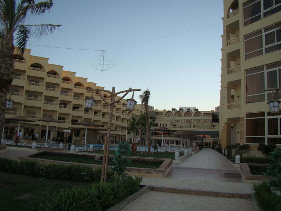 Вид AMC Royal Hotel & SPA