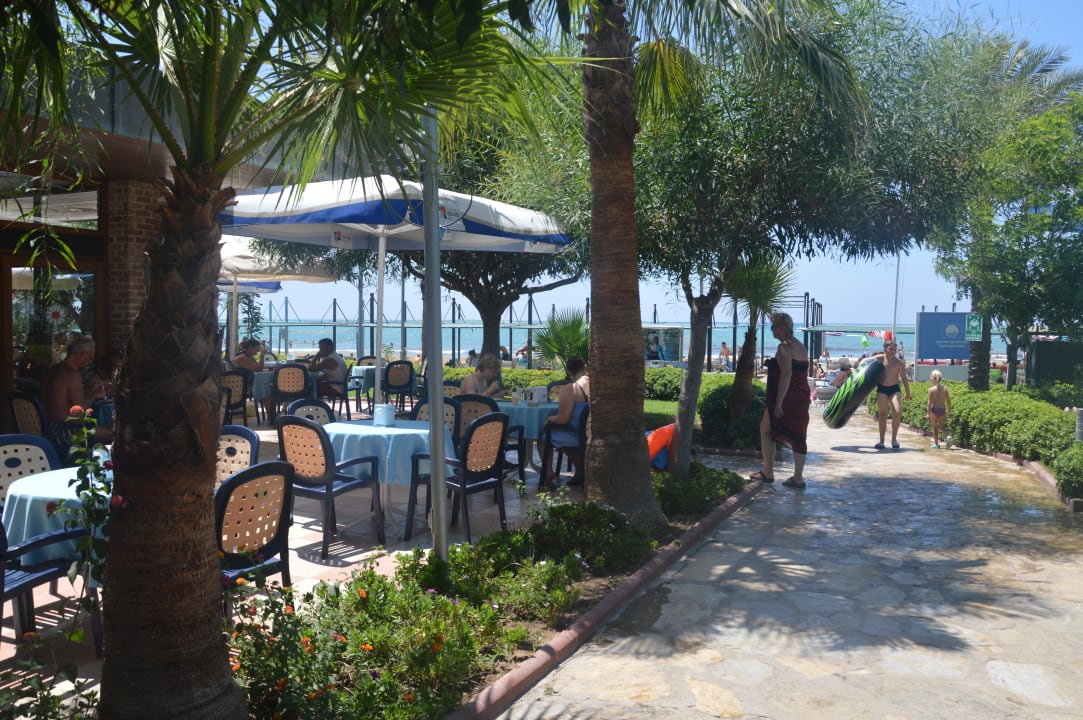 Strandbar mit Weg zum Strand Side Sun Hotel