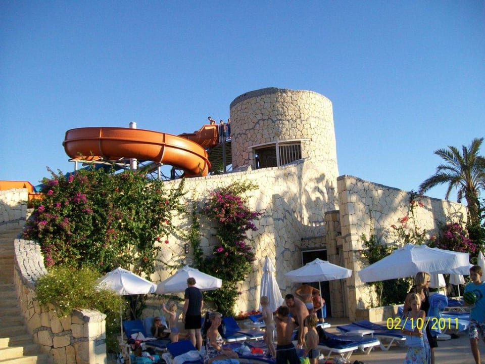 Blick auf den Nachbarpool mit Riesenrutschen Blue Waters Club