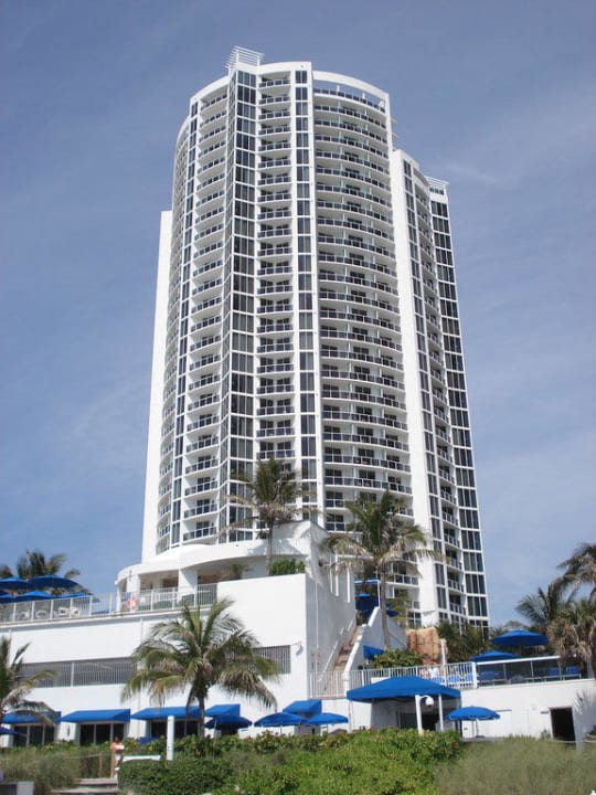 Trump Tower I Trump International Beach Resort