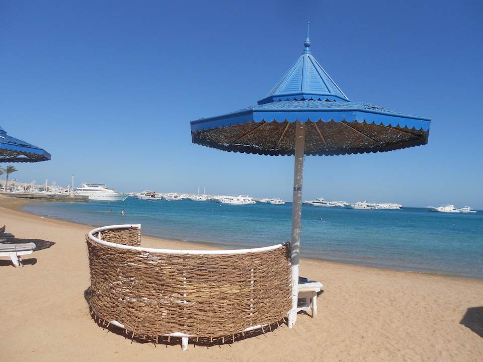 Zu fast jedem Schirm gibt es einen Windschutz The Grand Hotel Hurghada