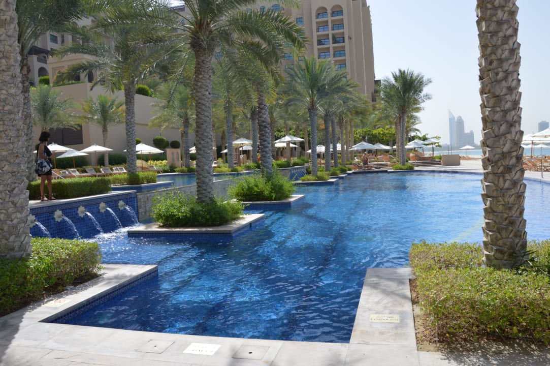 Einer der Pools mit Blick auf Dubai Marina Fairmont The Palm