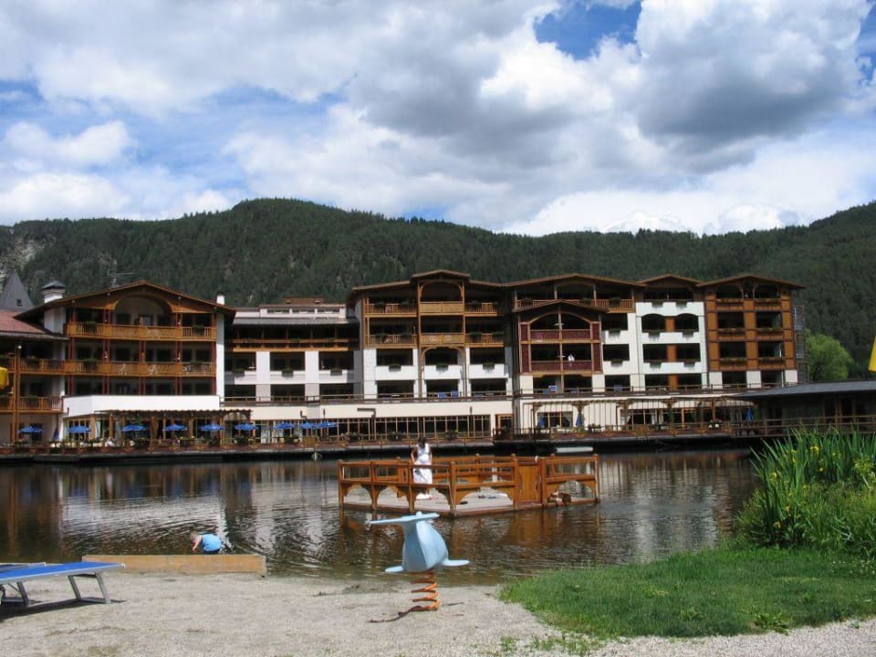 Blick vom Garten auf das Hotel Falkensteiner Family Resort Lido