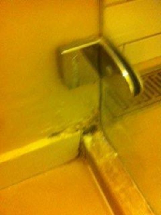 Schimmelige ecken im bad The Cove Rotana Resort