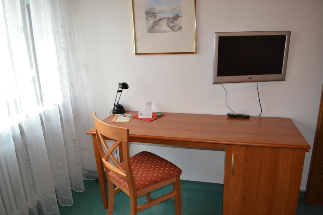 Schreibtisch & Flatscreen TV Aqualon Hotel Schweizerblick