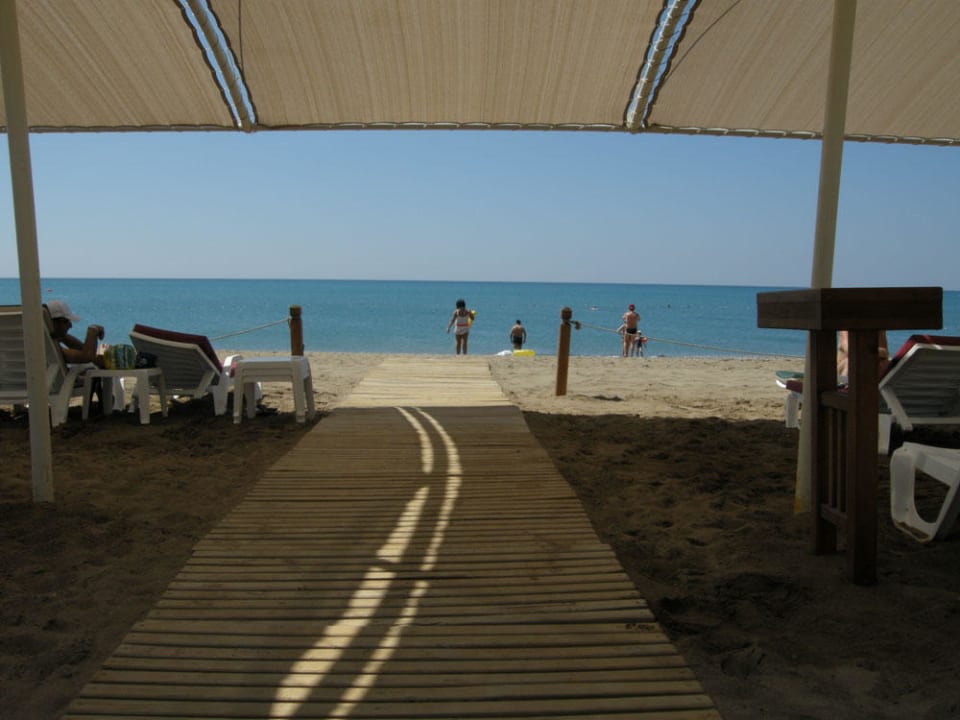 der Weg zum Hotelstrand Crystal Family Comfort Collection