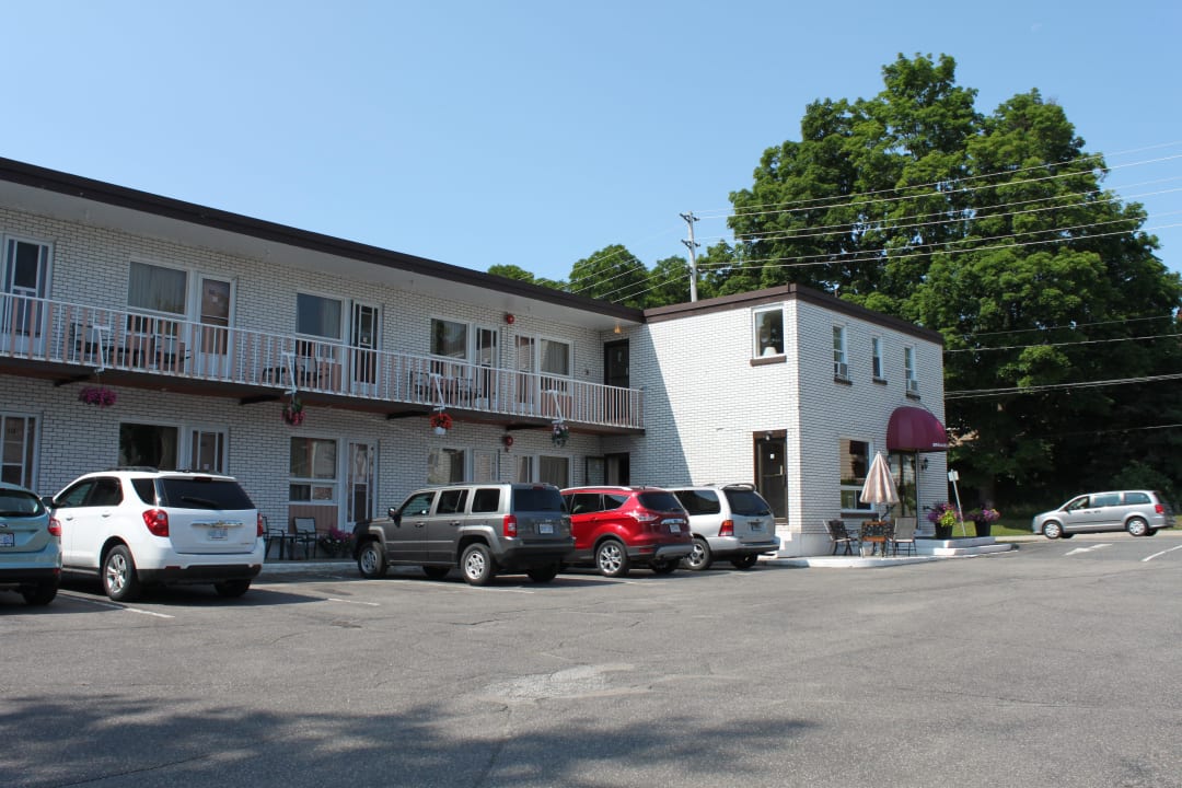 Links die Zimmer, rechts Rezeption/Frühstücksraum Traveller's Hotel