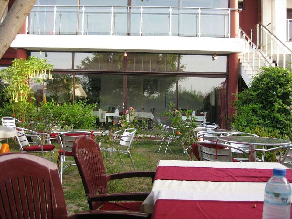 Blick aus dem Garten  Carna Garden Hotel