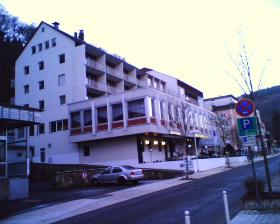 Erster Blick bei der Anfahrt ... Hotel Schlangenbader Hof