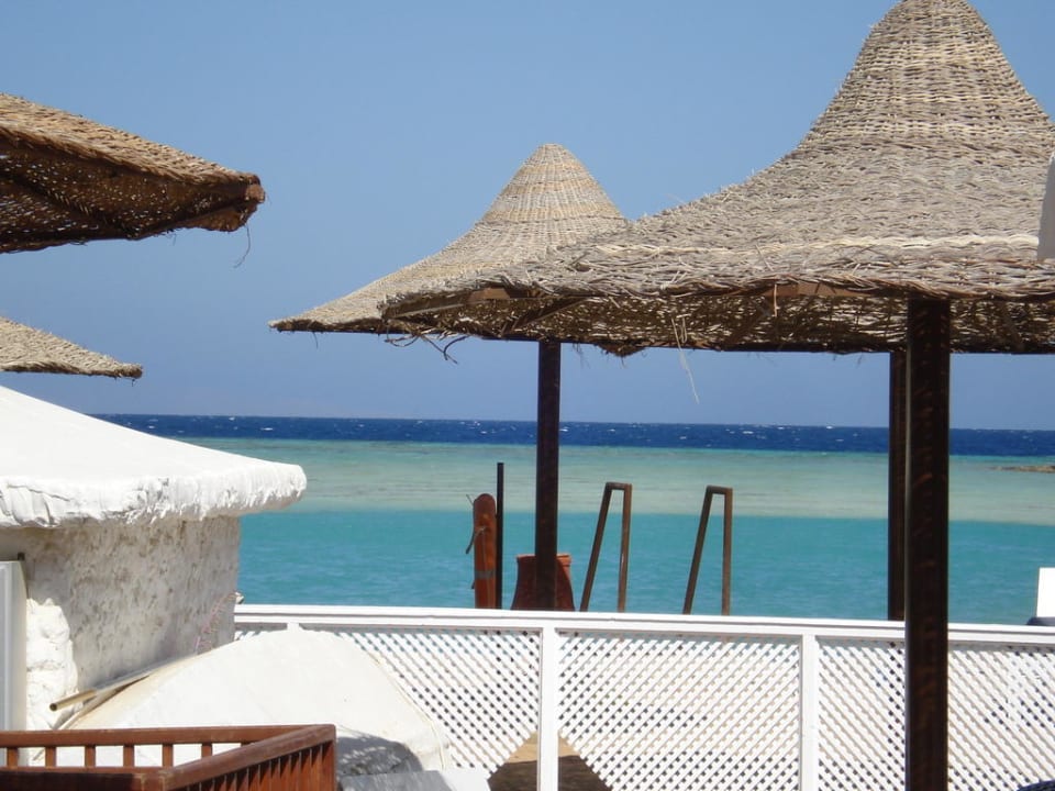 Blick vom Pool Richtung Strand (links) Arabia Azur Resort